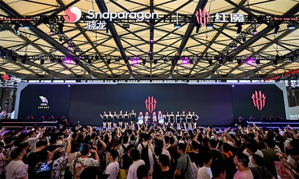 红魔电竞盛宴燃爆2024ChinaJoy：全系列装备震撼登场体验区人气爆棚(图1)
