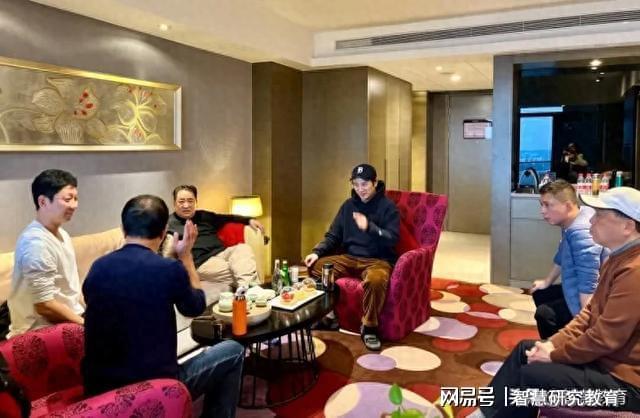 姜昆领衔“五人组”在南京创演春晚讽刺型相声《“精准推送”(图1)