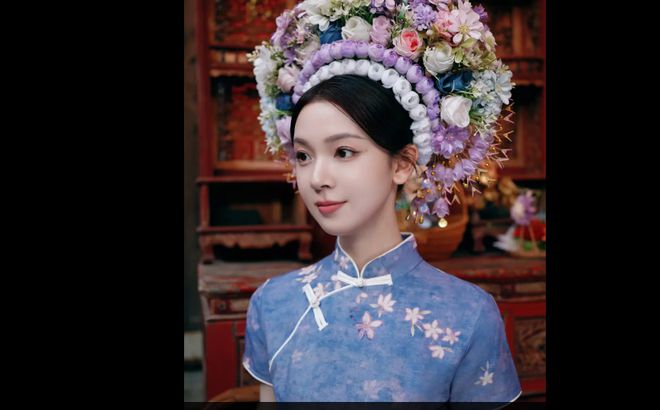 im电竞平台陈瑶花式头簪出镜蓝色旗袍化身明媚少女！(图1)