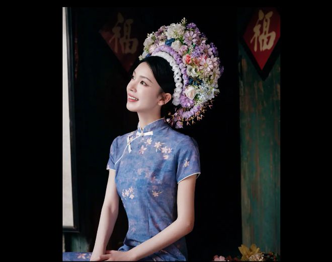 im电竞平台陈瑶花式头簪出镜蓝色旗袍化身明媚少女！(图2)