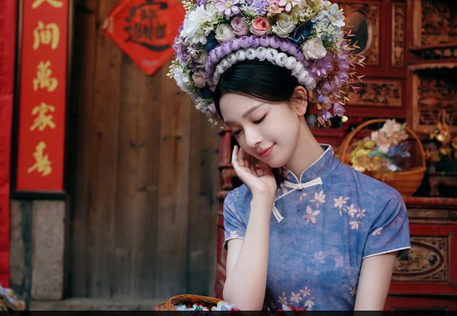 im电竞平台陈瑶花式头簪出镜蓝色旗袍化身明媚少女！(图5)
