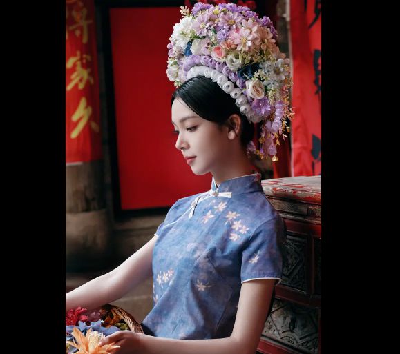 im电竞平台陈瑶花式头簪出镜蓝色旗袍化身明媚少女！(图4)