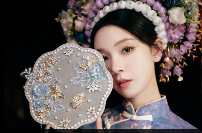 im电竞平台陈瑶花式头簪出镜蓝色旗袍化身明媚少女！(图3)