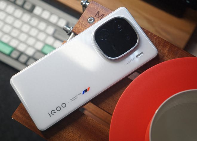 2025年电竞级游戏手机品牌推荐：五大旗舰机型性能横评与选购指南(图1)