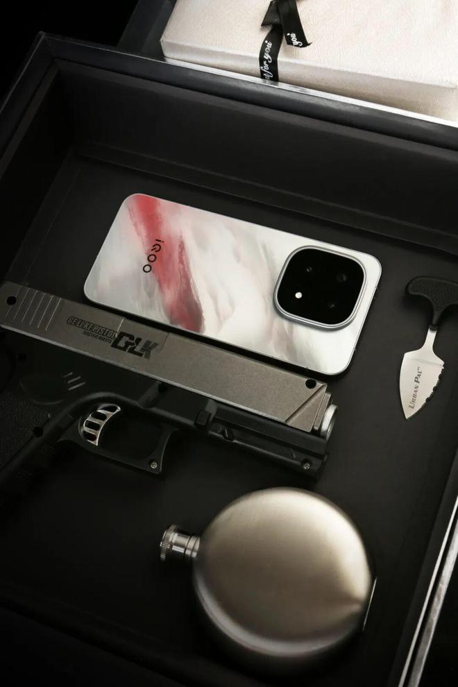 让电竞的未来持续“双超”｜聊聊iQOO15关于“性能旗舰的自我修养”(图2)