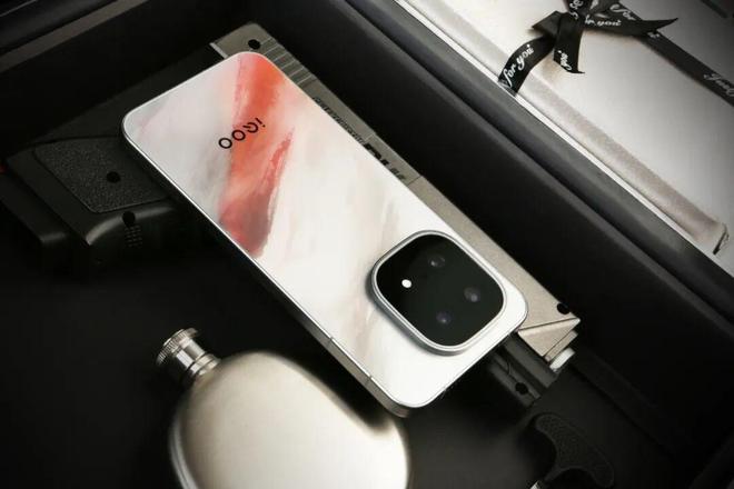 让电竞的未来持续“双超”｜聊聊iQOO15关于“性能旗舰的自我修养”(图3)