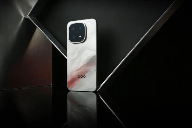 让电竞的未来持续“双超”｜聊聊iQOO15关于“性能旗舰的自我修养”(图1)