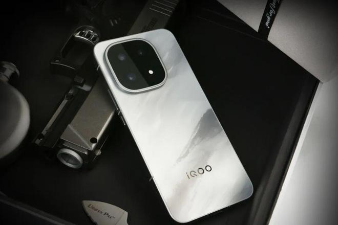 让电竞的未来持续“双超”｜聊聊iQOO15关于“性能旗舰的自我修养”(图5)