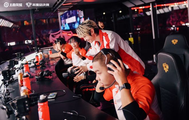 超六万人“鸟巢”见证im电竞平台传奇六连冠成都AG超玩会成功蝉联总冠军(图3)