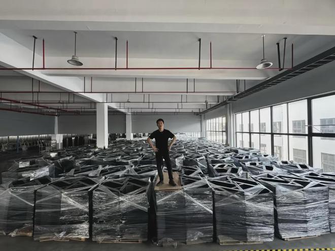 曾经的菜鸟玩家做出了年销50万张的电竞桌(图4)