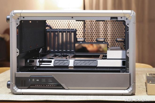 im电竞网站不仅颜值出众更兼顾散热的电竞海景房机箱乔思伯X400来了(图17)
